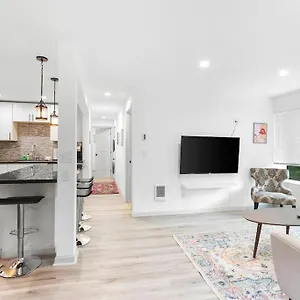 Apartment Hillside In - Updated And Well Appointed. Seattle